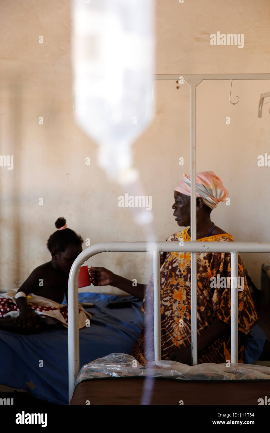 Bweyale medizinisches Zentrum. Frau ihr Kind füttern. Uganda. Stockfoto