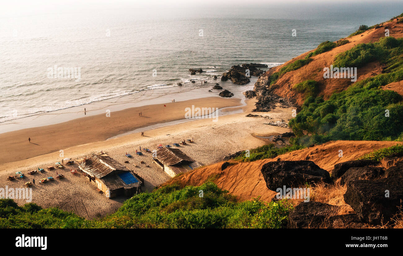 Blick von oberhalb des wunderbaren Versteck von Chapora Beach in der Nähe von Vagator. Arabisches Meer, Nord-Goa, Indien Stockfoto