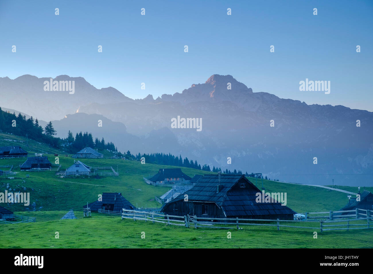 Hirten-Hütten auf Velika Planina, Kamnik Savinja Alpen, Slowenien. Stockfoto