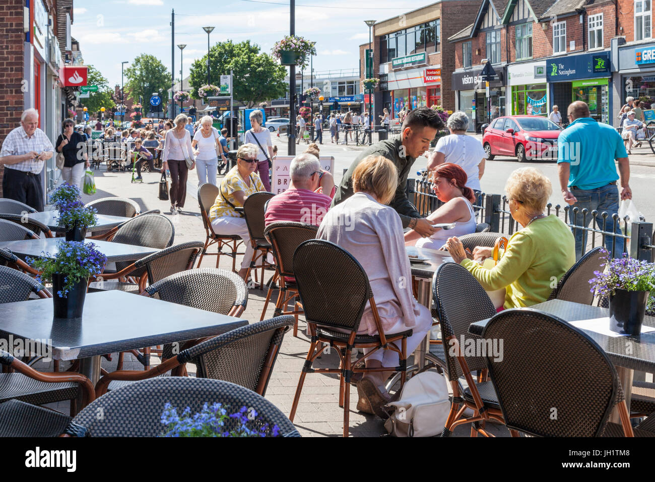 Cafés im Freien. Menschen sitzen in einem Straßencafé an einem sonnigen Tag, West Bridgford, Nottinghamshire, England, Großbritannien Stockfoto