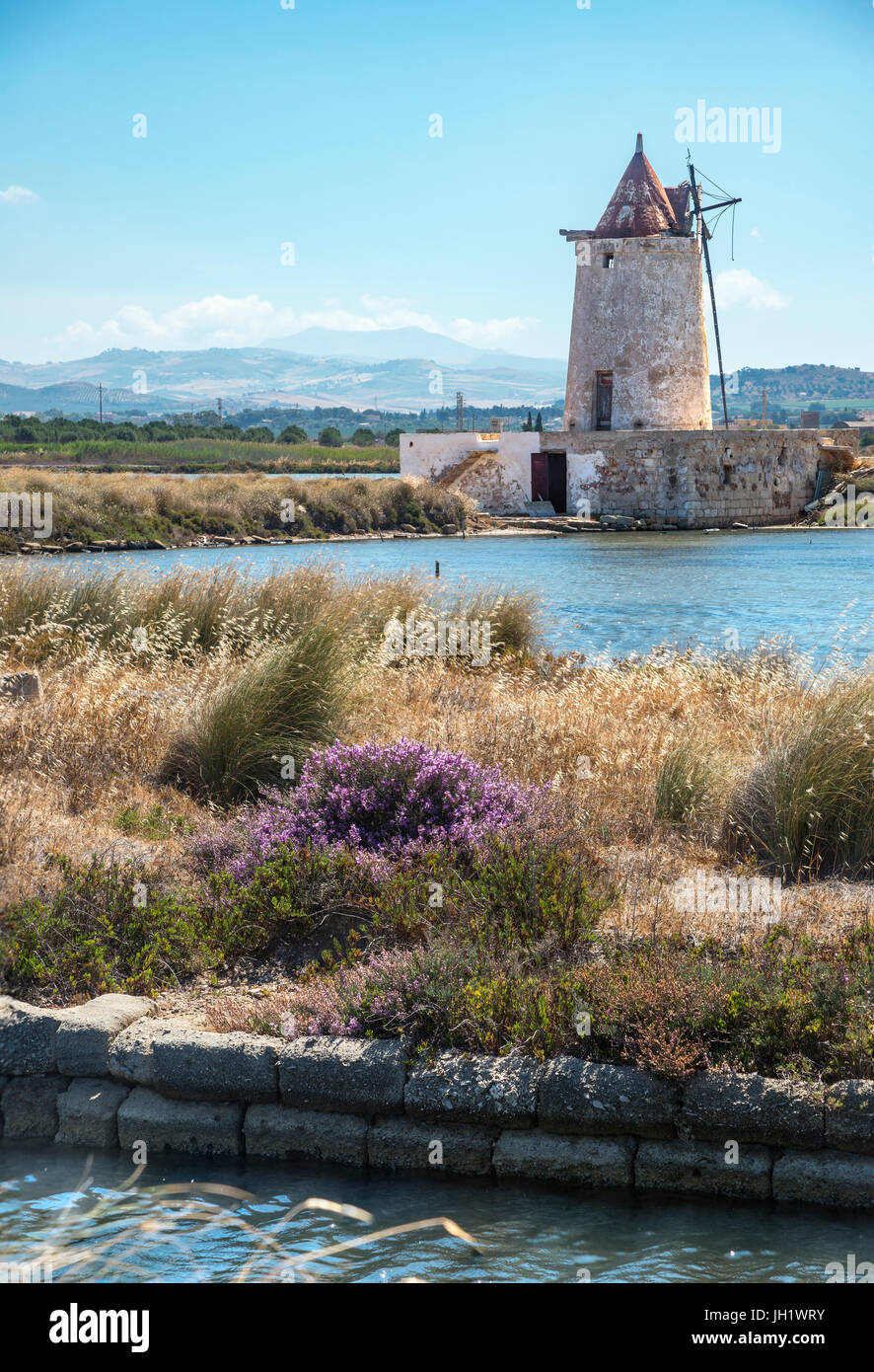 Salzpfannen und Windmühle am Wildlife Reserve in der Nähe von Culcasi, südlich von Trapani an der Westküste von Sizilien, Italien. Stockfoto