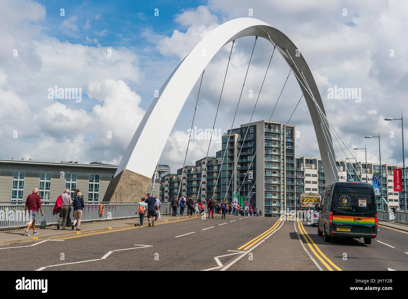 Glasgow, Schottland, UK - 1. August 2014: The Clyde Arc auch bekannt als Squinty-Brücke, die überquert den Fluss Clyde in Glasgow. Stockfoto