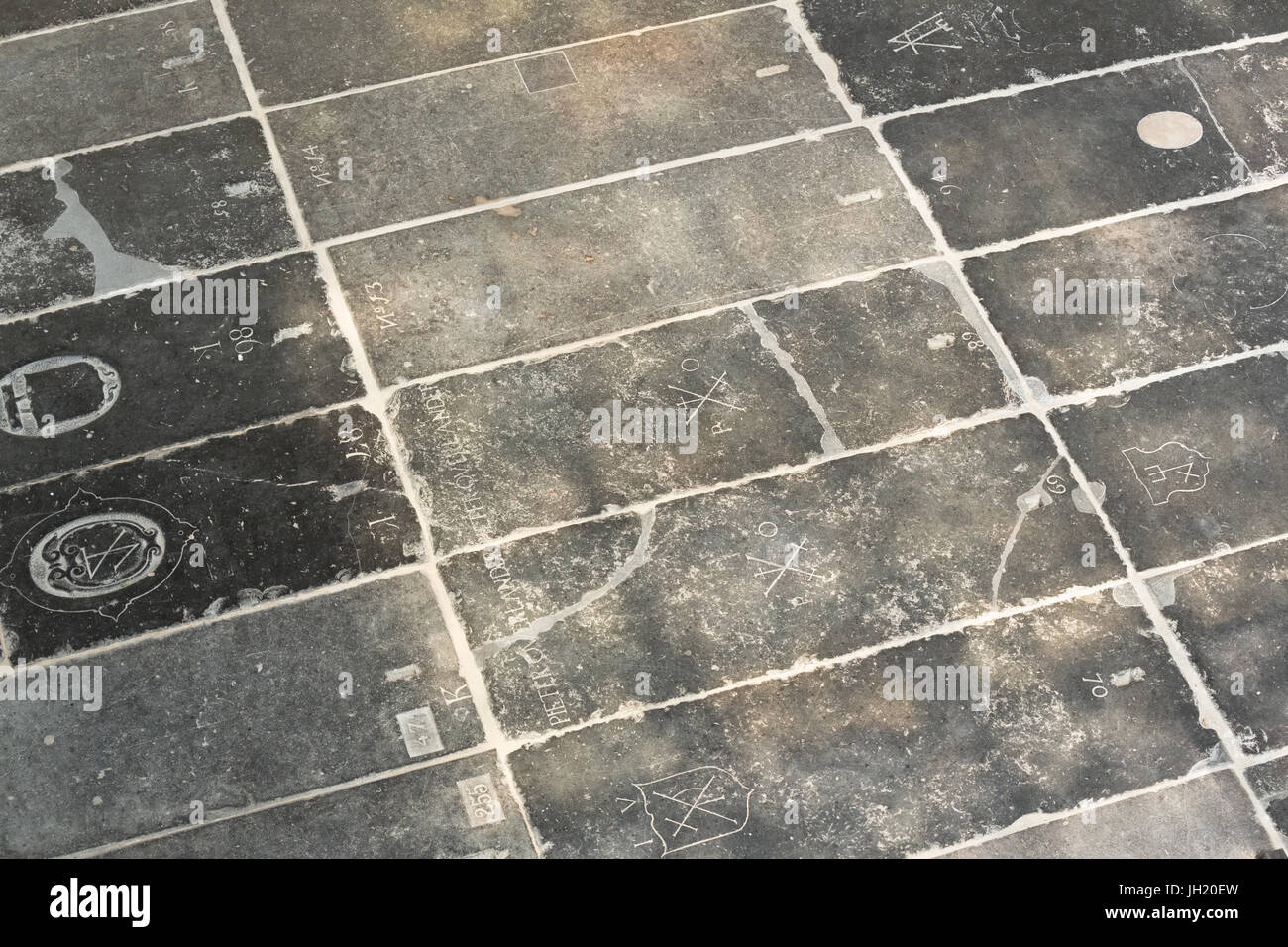 Alte Kirche oder De Oude Kerk, AMSTERDAM, NIEDERLANDE - Dezember 7, 2017: Blick von oben auf die alten Grabstein Stock. Stockfoto
