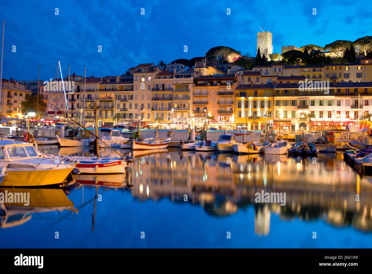 Alten Hafen, Le Suquet, Cannes, Frankreich in der Abenddämmerung Stockfoto