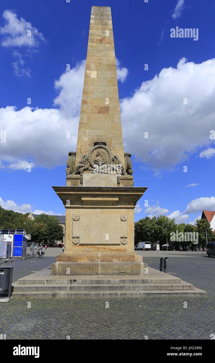 Die Erhal-Obelisk auf dem Domplatz in Erfurt ist 18 m hoch. Es wurde im Jahre 1777 zu Ehren des Erzbischofs von Mainz und Erfurt Gründer Friedrich Karl Joseph von Erthal errichtet. Erfurt, Thüringen, Deutschland, Europa Foto: 8. August 2016 | weltweite Nutzung Stockfoto