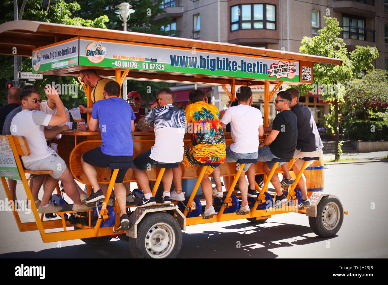 Beer bike Fotos und Bildmaterial in hoher Auflösung Alamy
