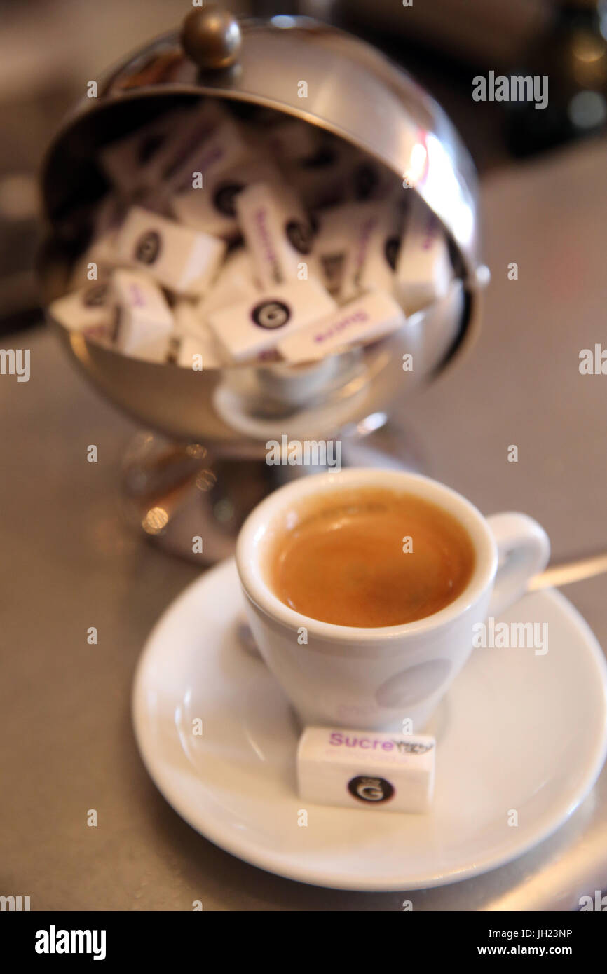 Tasse Kaffee in einem Café in Paris. Frankreich. Stockfoto