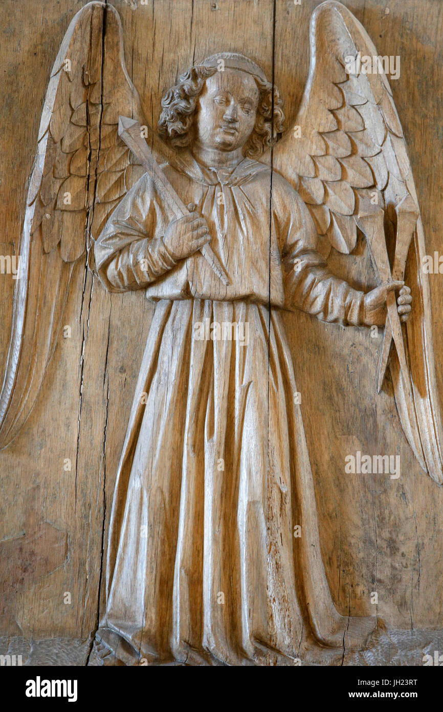 Louvre-Museum. Engel tragen die Nägel der Kreuzigung. Eichenholz. Touraine, 15. Jahrhundert. Stockfoto