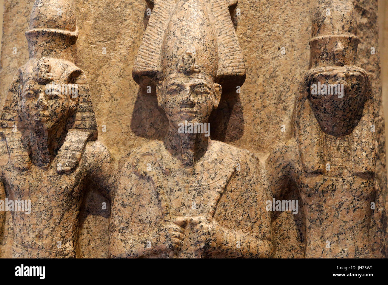 Louvre-Museum. Gott Osiris zwischen unter der Leitung von Falcon Sohn Horus und ein König. Granit. 20. Dynastie?, 1186-1069 v. Chr. Frankreich. Frankreich. Stockfoto