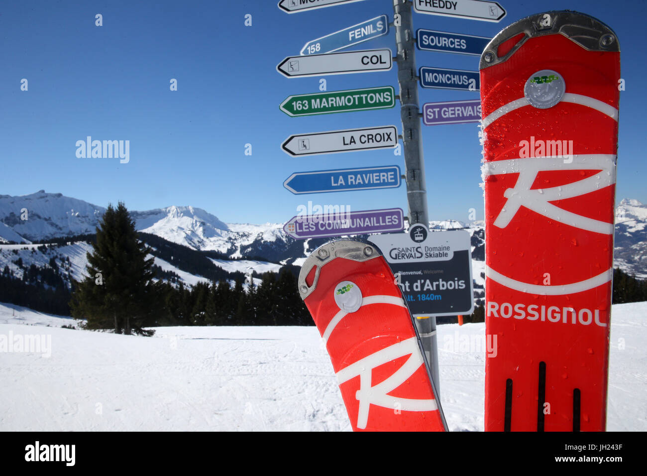 Französische Alpen.   Wegweiser in die Skigebiete und paar rote Ski.  Frankreich. Stockfoto