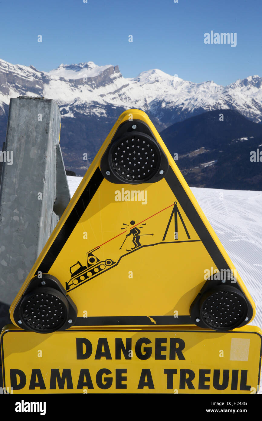 Französische Alpen. Skifahrer-Warnschild. Frankreich. Stockfoto