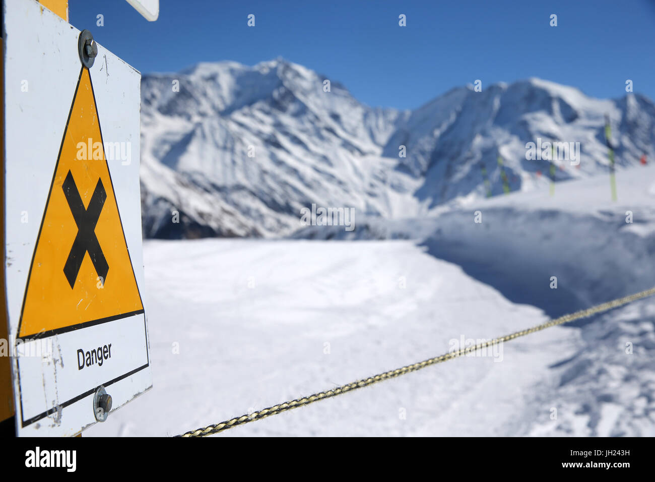 Französische Alpen. Skifahrer-Warnschild und Seil. Frankreich. Stockfoto
