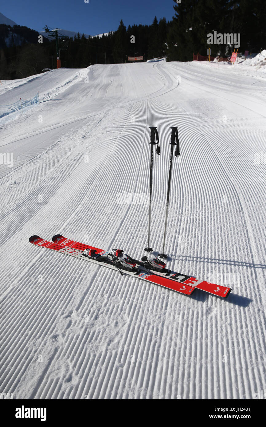 Französische Alpen.  Ski und Stöcke im Schnee stecken. Präparierte Skipiste. Frankreich. Stockfoto
