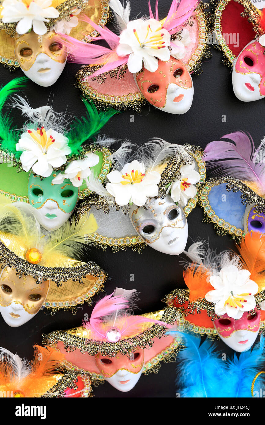 Yvoire, Les Plus Beaux Dörfer de France (die schönsten Dörfer Frankreichs) gekennzeichnet. Der venezianische Karneval. Masken zum Verkauf. Stockfoto