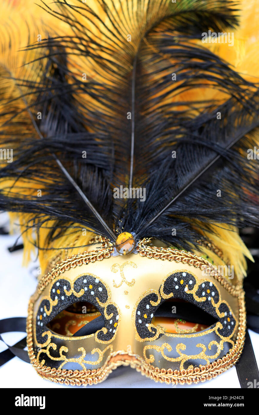 Yvoire, Les Plus Beaux Dörfer de France (die schönsten Dörfer Frankreichs) gekennzeichnet. Der venezianische Karneval. Masken zum Verkauf. Stockfoto