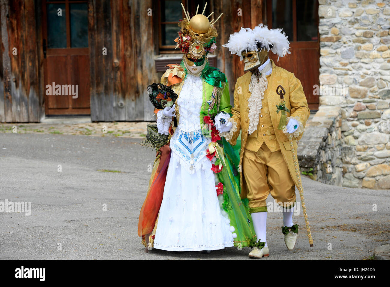 Yvoire, Les Plus Beaux Dörfer de France (die schönsten Dörfer Frankreichs) gekennzeichnet. Der venezianische Karneval.  Paar Verschleißteile Karnevalskostüm. Stockfoto
