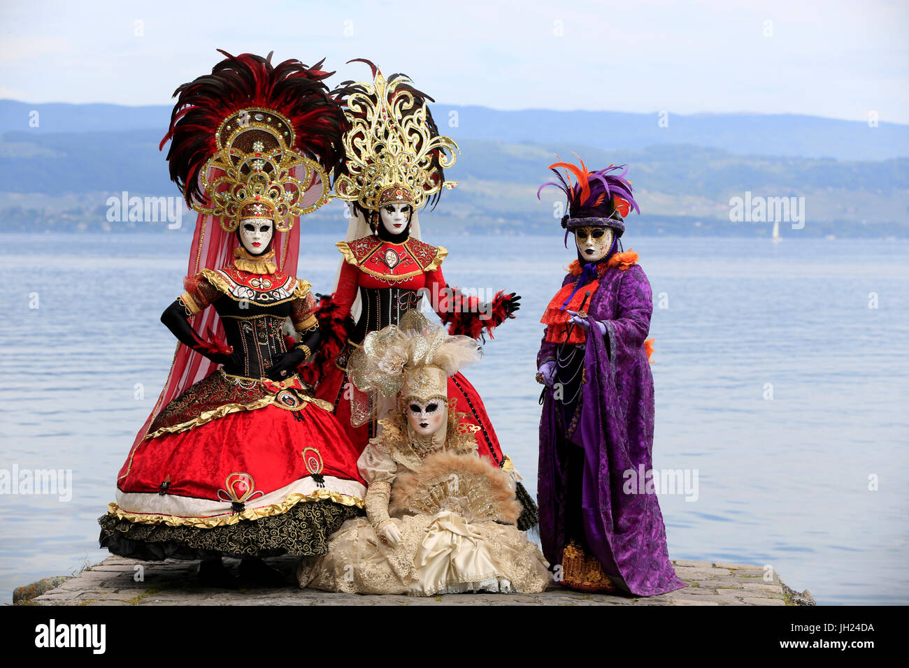 Yvoire, Les Plus Beaux Dörfer de France (die schönsten Dörfer Frankreichs) gekennzeichnet. Der venezianische Karneval.  Frauen tragen Karnevalskostüm. Stockfoto