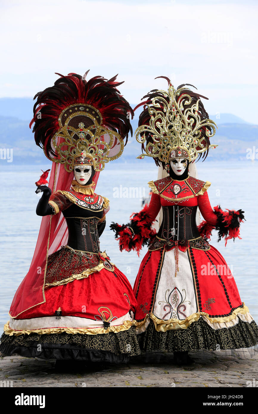 Yvoire, Les Plus Beaux Dörfer de France (die schönsten Dörfer Frankreichs) gekennzeichnet. Der venezianische Karneval.  Frauen tragen Karnevalskostüm. Stockfoto