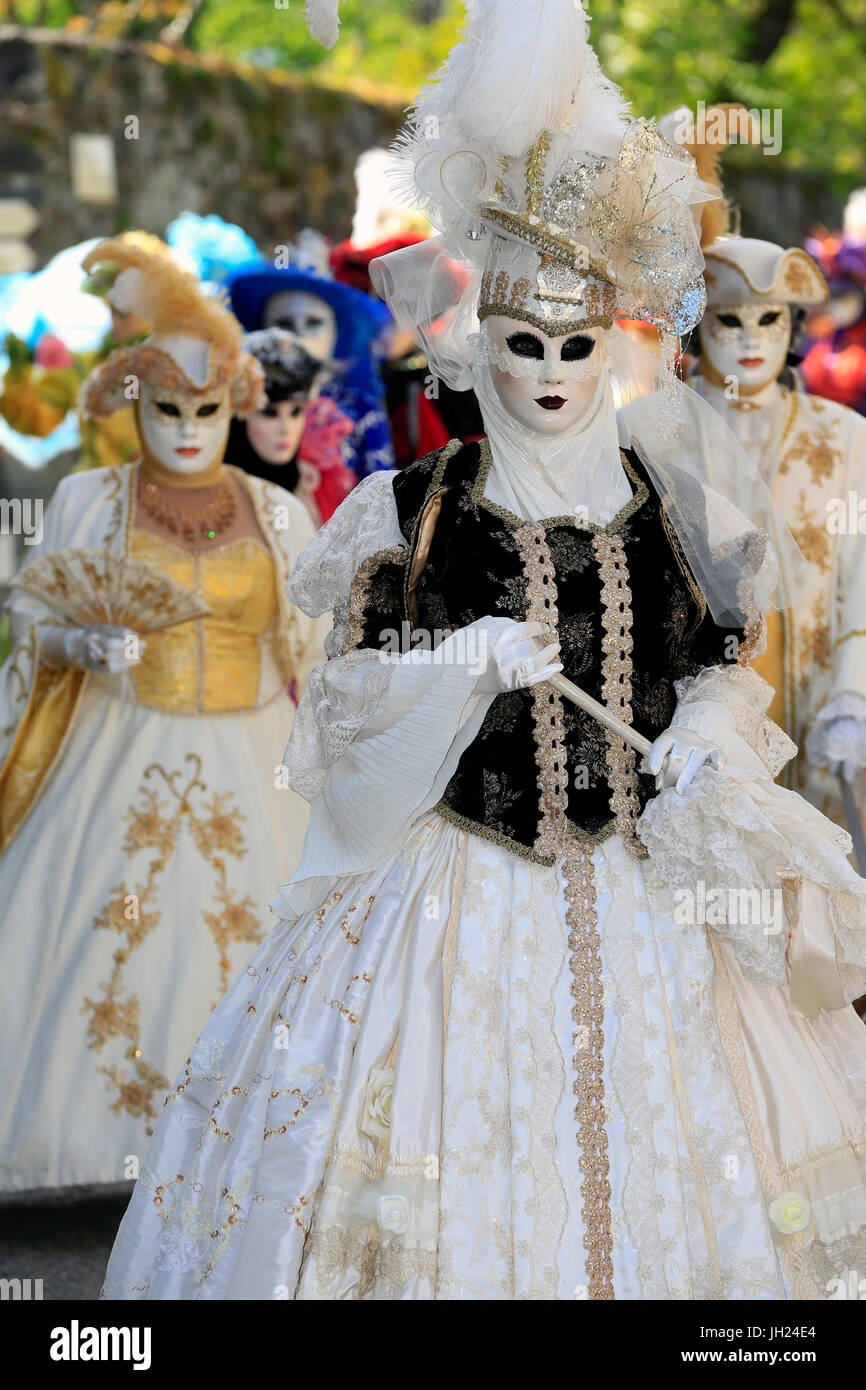 Yvoire, Les Plus Beaux Dörfer de France (die schönsten Dörfer Frankreichs) gekennzeichnet. Der venezianische Karneval.  Karnevalsumzug auf Straße. Stockfoto