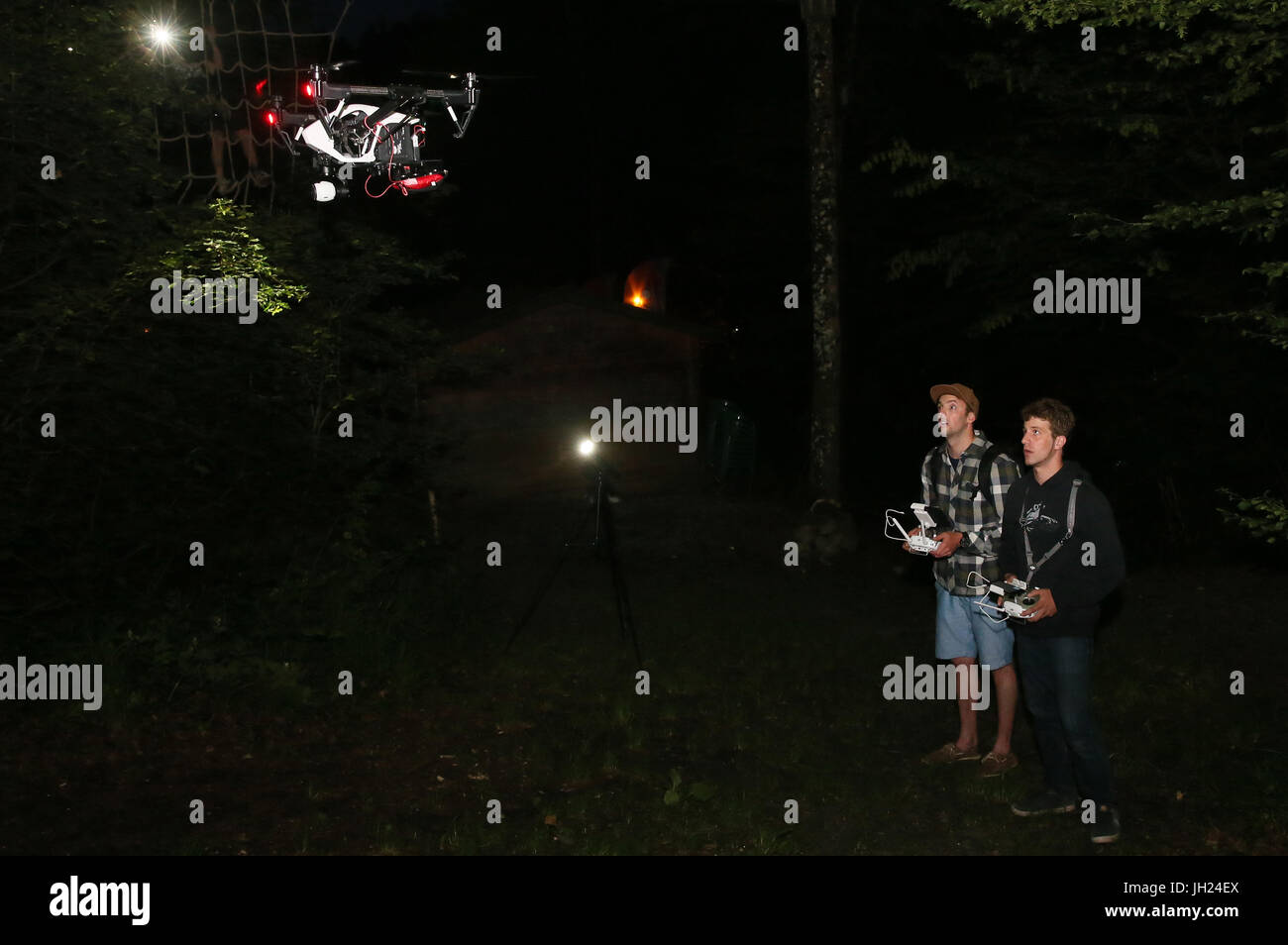 Piloten, die eine Drohne mit einer Kamera in der Nacht in Betrieb. Frankreich. Stockfoto
