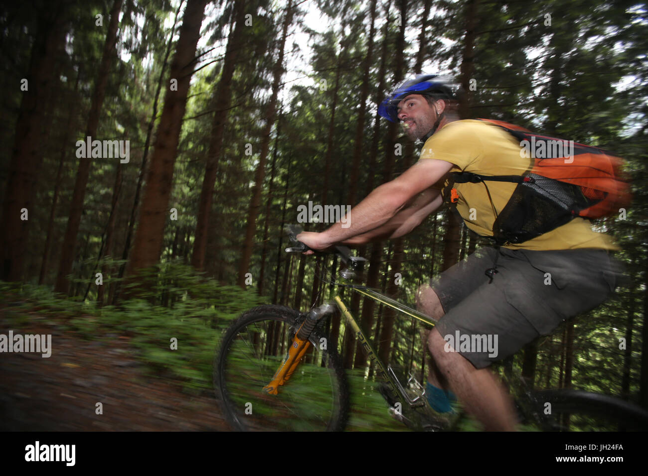 Dre Dans le l'Darbon: Mountainbike-Rennen in den französischen Alpen. Frankreich. Stockfoto
