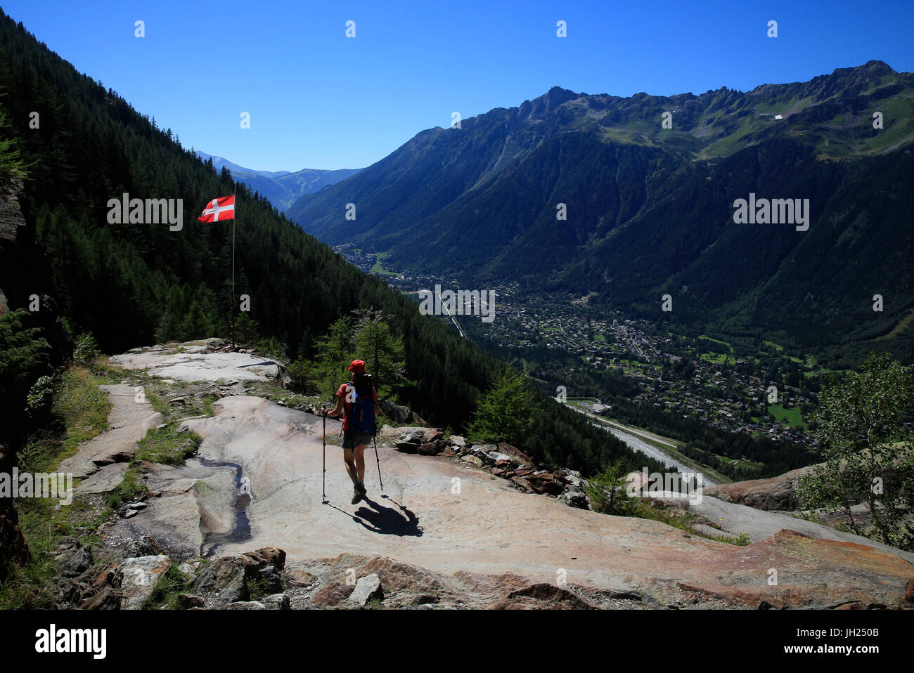 Französische Alpen. Mont-Blanc-Massiv. Wanderer auf dem Weg über das Tal von Chamonix. Frankreich. Stockfoto