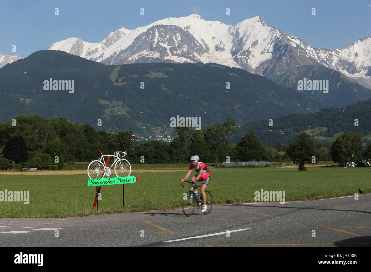 Französische Alpen. Mont-Blanc-Massiv. Mann mit Fahrrad auf einer Straße;  Frankreich. Stockfoto