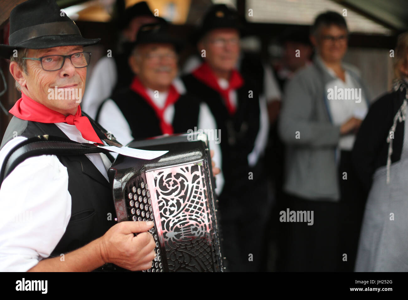 Alte Winterruhe-Handwerksfest.  Akkordeon-folk-Band.  Frankreich. Stockfoto