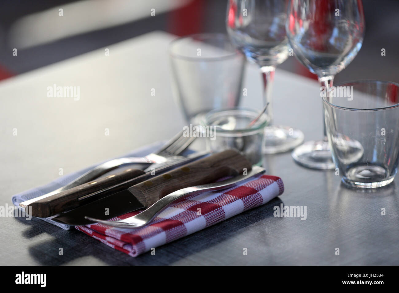 Gedeckter Tisch im Restaurant.  Frankreich. Stockfoto