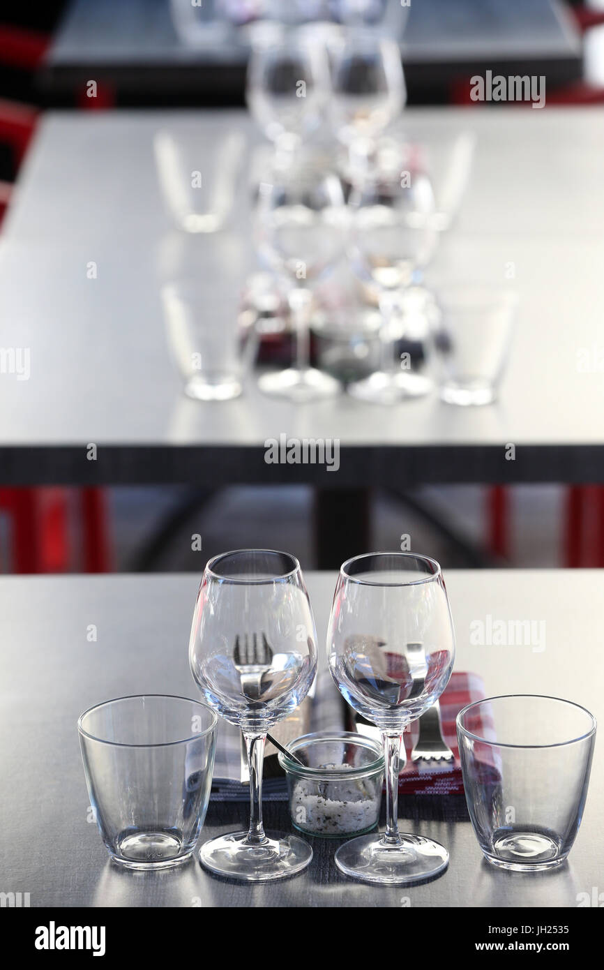 Gedeckter Tisch im Restaurant.  Frankreich. Stockfoto