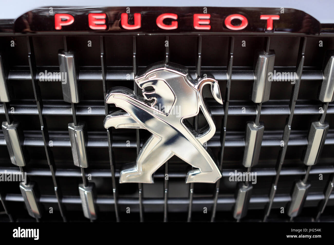 Löwe auf einem Peugeot Auto. Frankreich. Stockfoto
