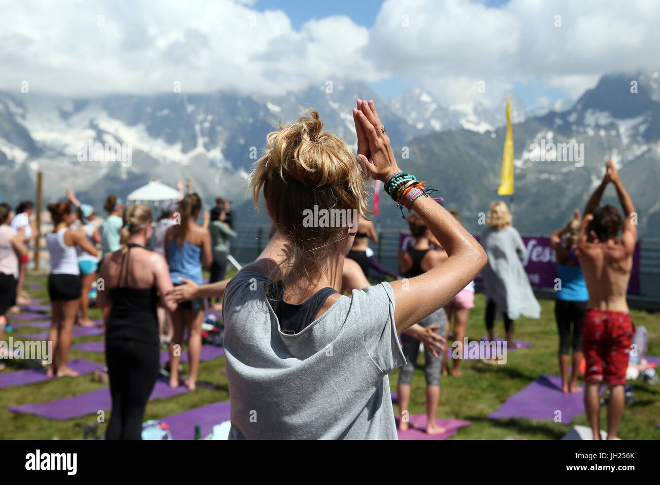 Chamonix-Yoga-Festival.  Yoga-Kurs stretching am Berg.  Frankreich. Stockfoto