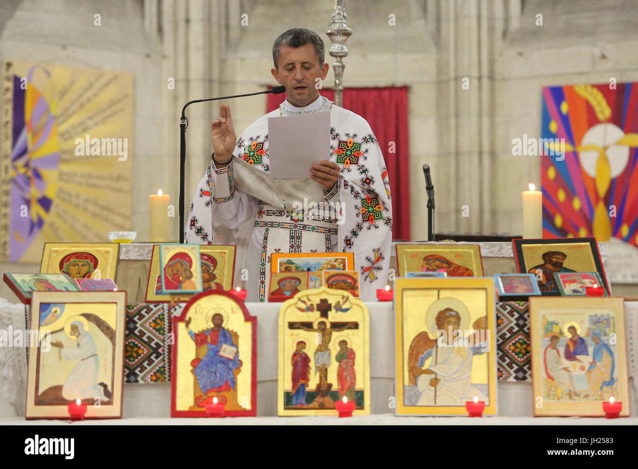 Melkitischen (griechisch-katholischen) Priester Segen Ikonen in der Kirche Sainte-Foy, Conches, Eure. Frankreich. Stockfoto