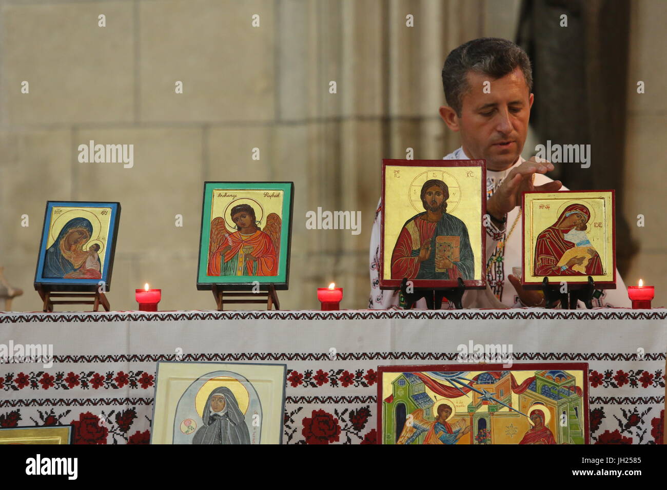 Melkitischen (griechisch-katholischen) Priester Segen Ikonen in der Kirche Sainte-Foy, Conches, Eure. Frankreich. Stockfoto