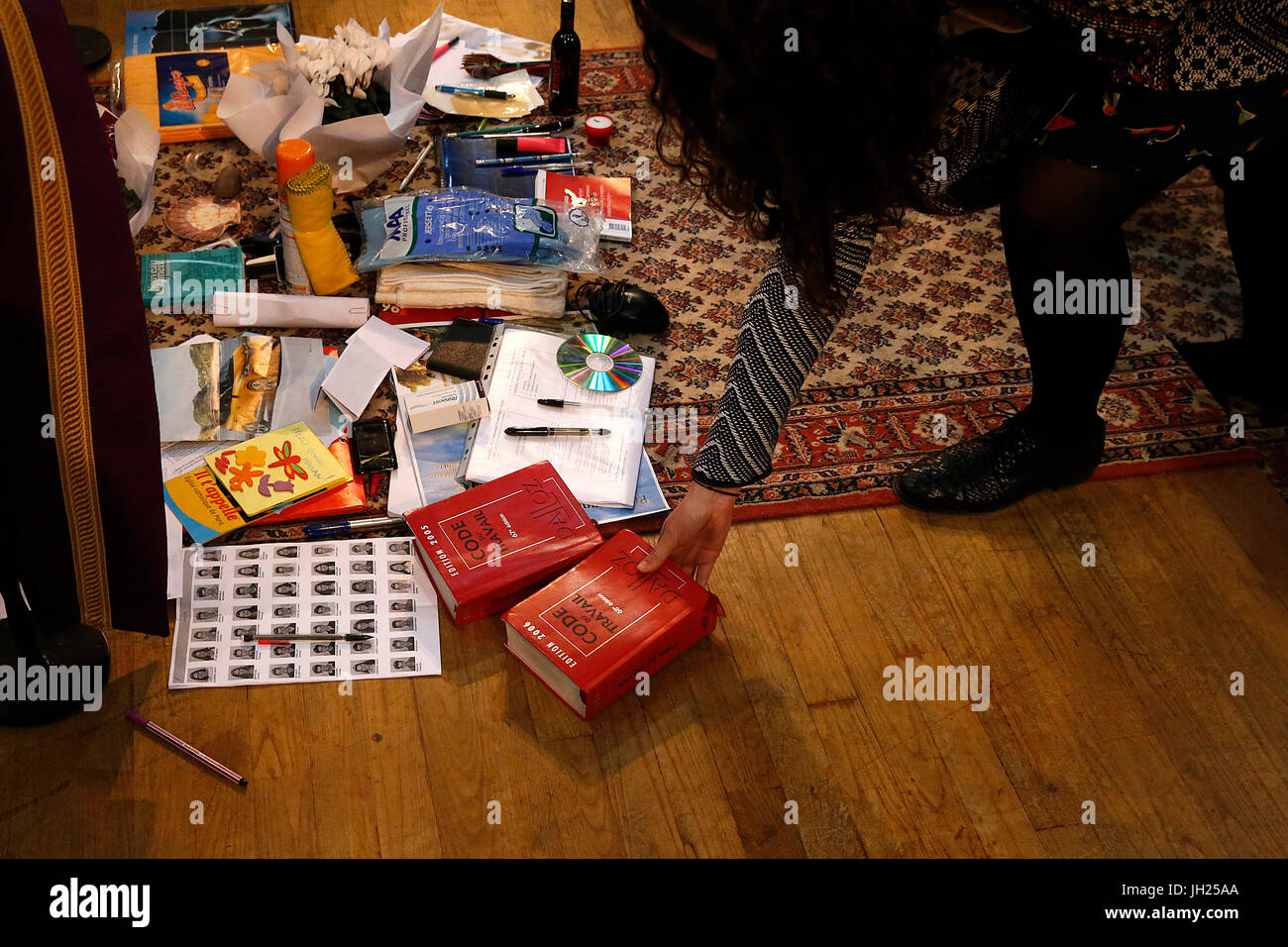 Feier in der Kirche Notre Dame du Travail, Paris. Gläubigen Symbole ihrer Arbeit bietet. Frankreich. Stockfoto