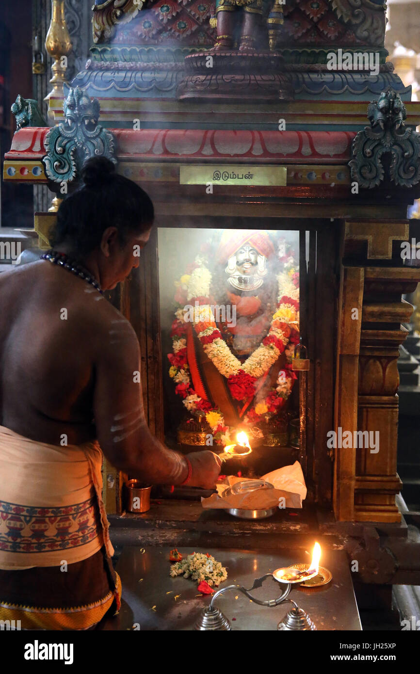 Sri Thendayuthapani Hindu Tempel (Chettiars').  Priester mit einem Arthi (beleuchtete Kampfer) Morgen Puja-Zeremonie durchführen.  Singapur. Stockfoto