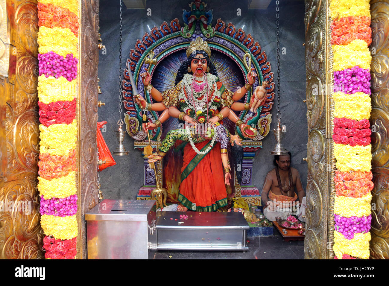 Sri Veeramakaliamman Hindu-Tempel.  Hindu-Gottheit: Sri Periachi. Eine Mutter für alle Lebewesen.  Singapur. Stockfoto