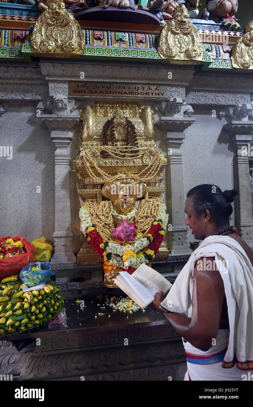 Sri Veeramakaliamman Hindu-Tempel.  Dakshinamurthy ist ein Aspekt des Hindu-Gottes Shiva als Guru aller Arten von wissen. Singapur. Stockfoto