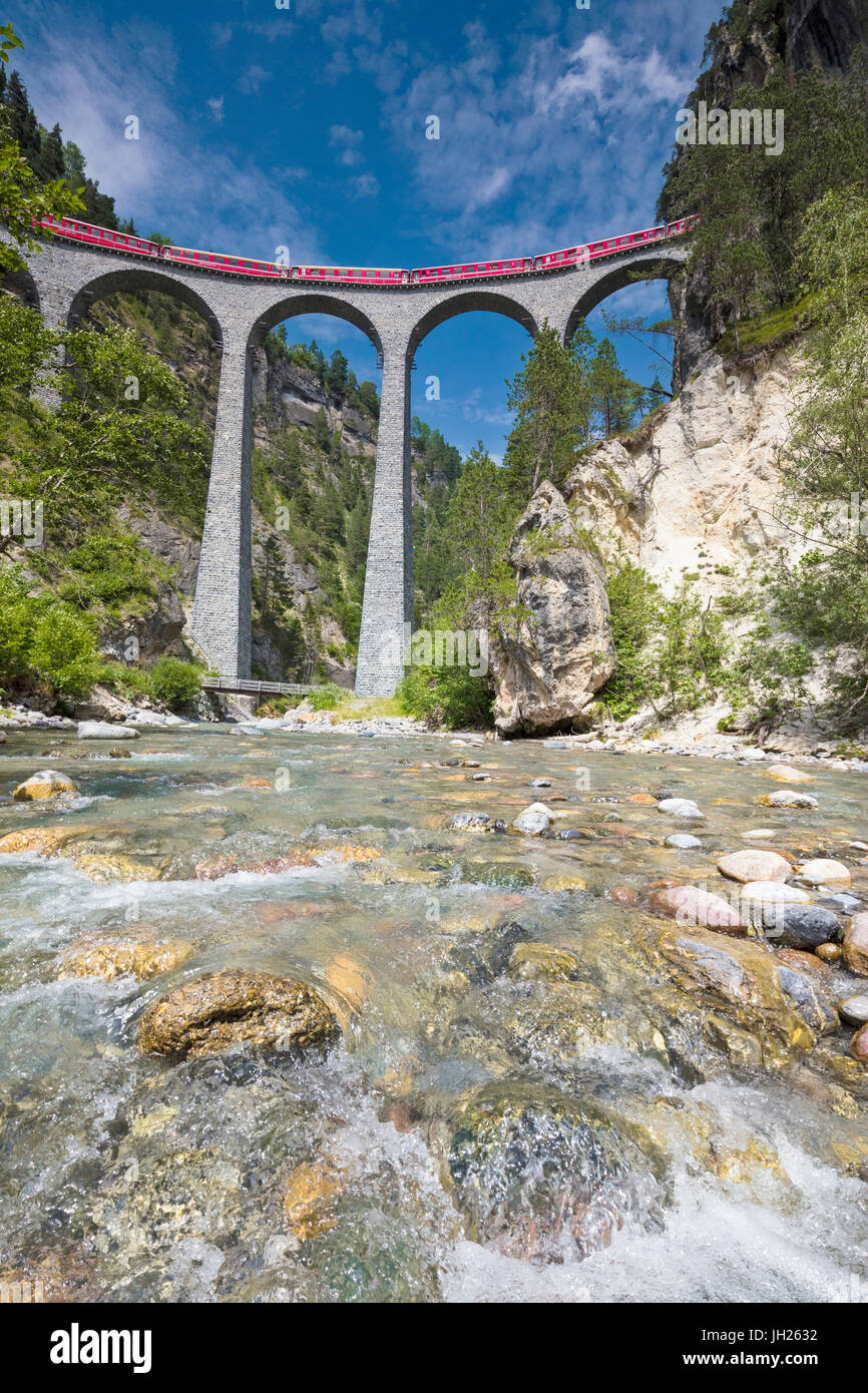 Alpine Stream unterhalb der Bernina Express Zug am Landwasser Viadukt, Filisur, Albula-Tal, Kanton Graubünden, Schweiz Stockfoto