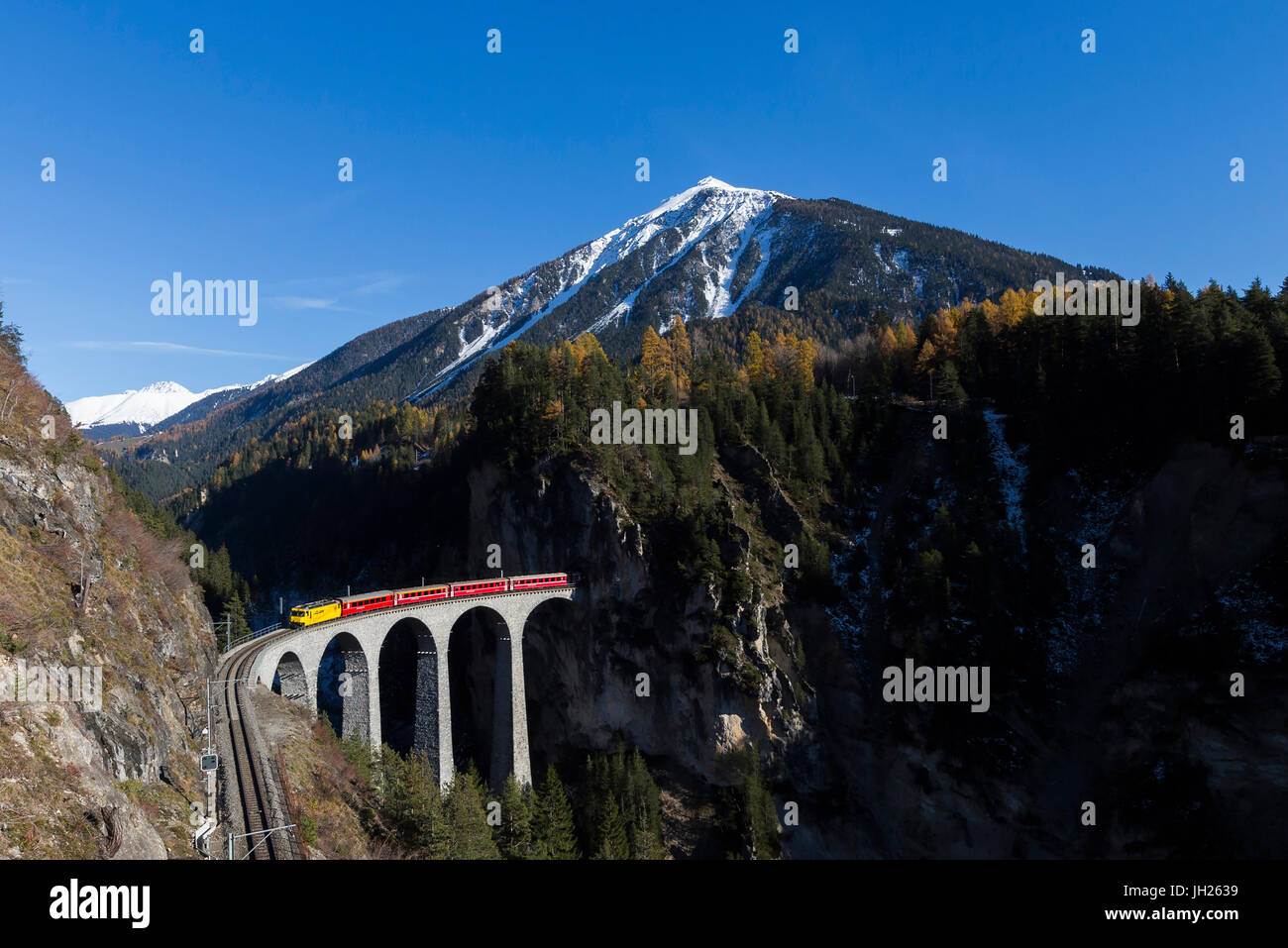 Bernina Express überfährt Landwasser Viadukt umgeben von bunten Wäldern, Kanton Graubünden, Schweiz, Europa Stockfoto
