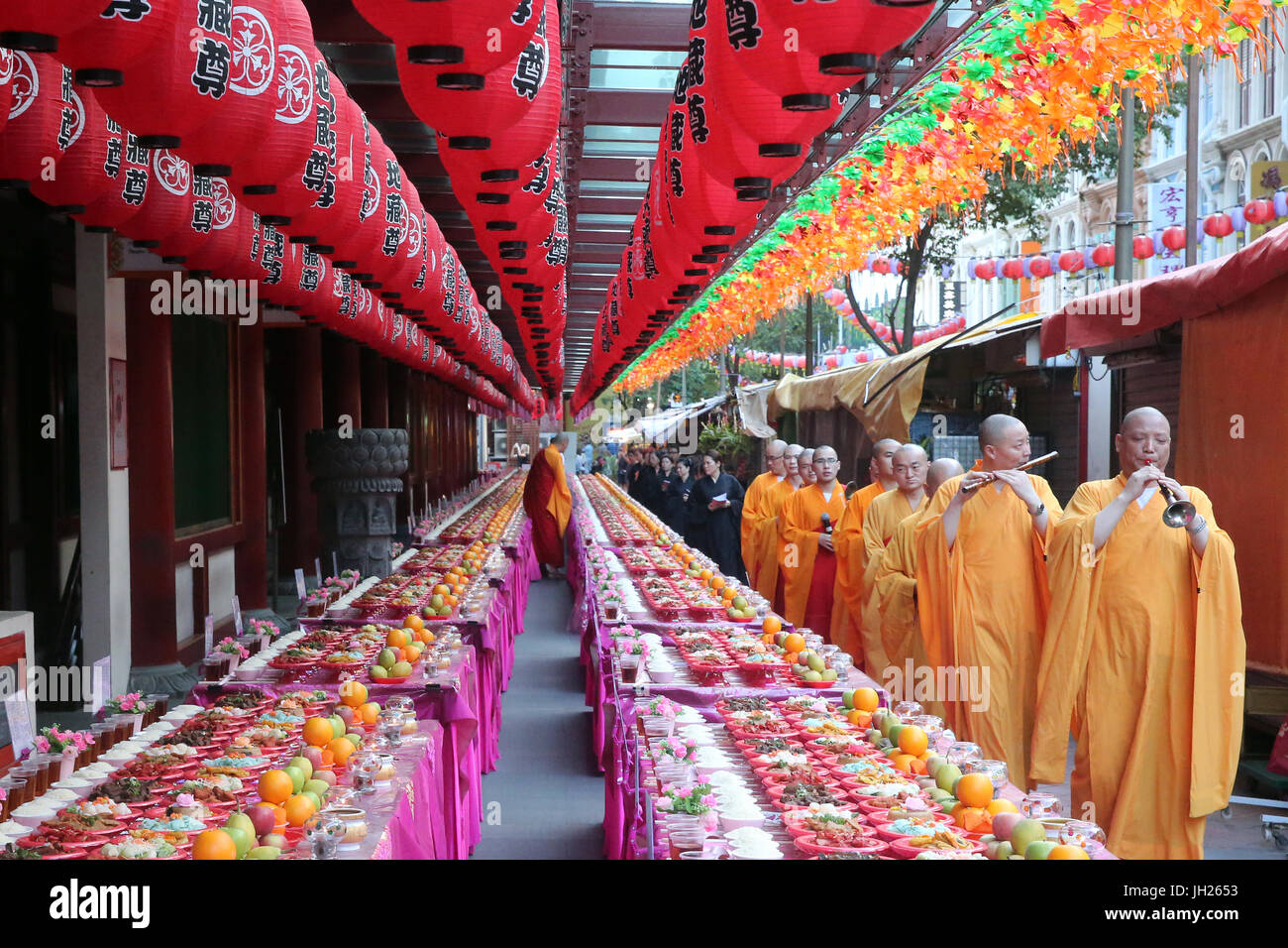 Buddha Tooth Relic Temple in Chinatown. Ullambana Zeremonie. Essen wird zu den Vorfahren während des jährlichen Ghost Festival angeboten. Singapur. Stockfoto
