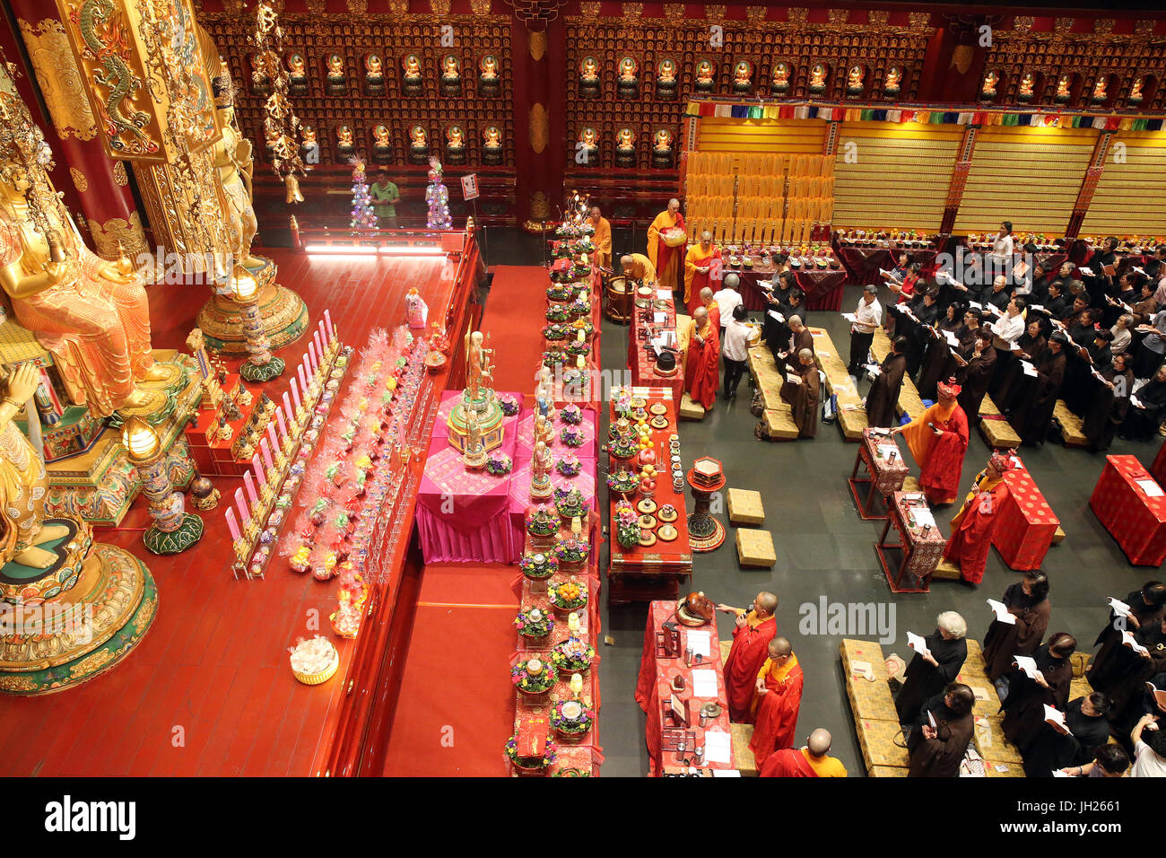 Buddha Tooth Relic Temple in Chinatown.  Ullambana Zeremonie. Menschen halten Zeremonien, Geister und Gespenster begrüßen zu dürfen. Singapur. Stockfoto