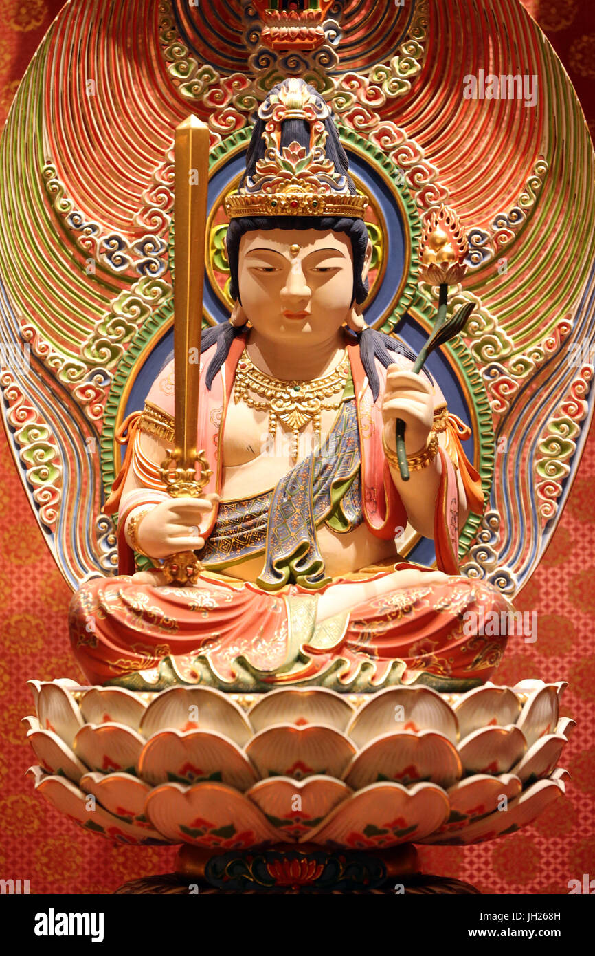 Buddha Tooth Relic Temple in Chinatown. Akasagarbha Bodhisattva. Hütergottheit für Personen, die im Jahr des Ochsen und Tiger geboren. Singapur. Stockfoto