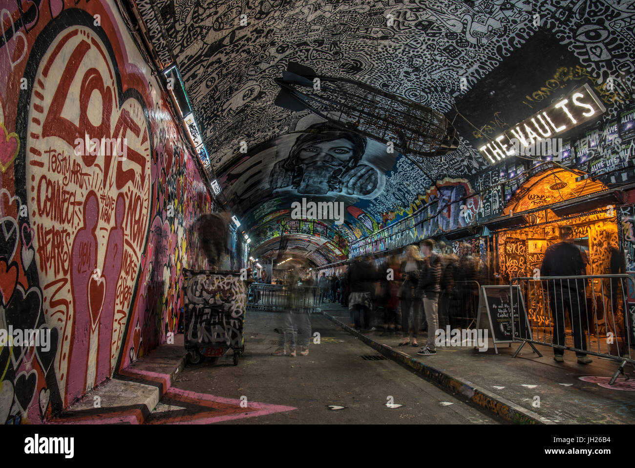 Graffiti-Künstler und Menschen warten auf eine Show auf die Gewölbe im Leake Street Tunnel in London, England, Vereinigtes Königreich, Europa Stockfoto