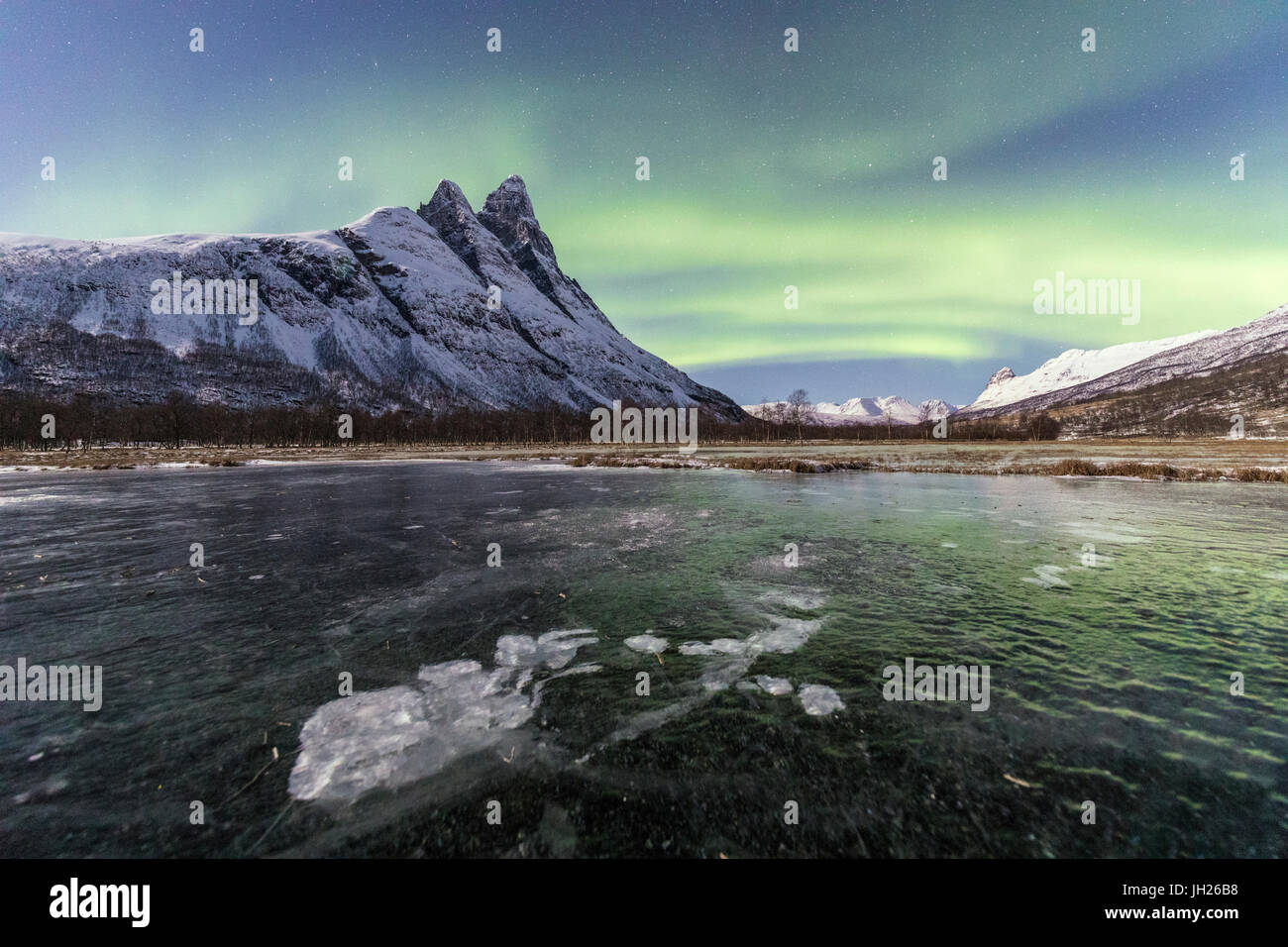 Die verschneiten Gipfel der Otertinden und das Nordlicht in der Polarnacht Oteren, Lyngen Alpen, Troms, Norwegen, Skandinavien, Europa Stockfoto