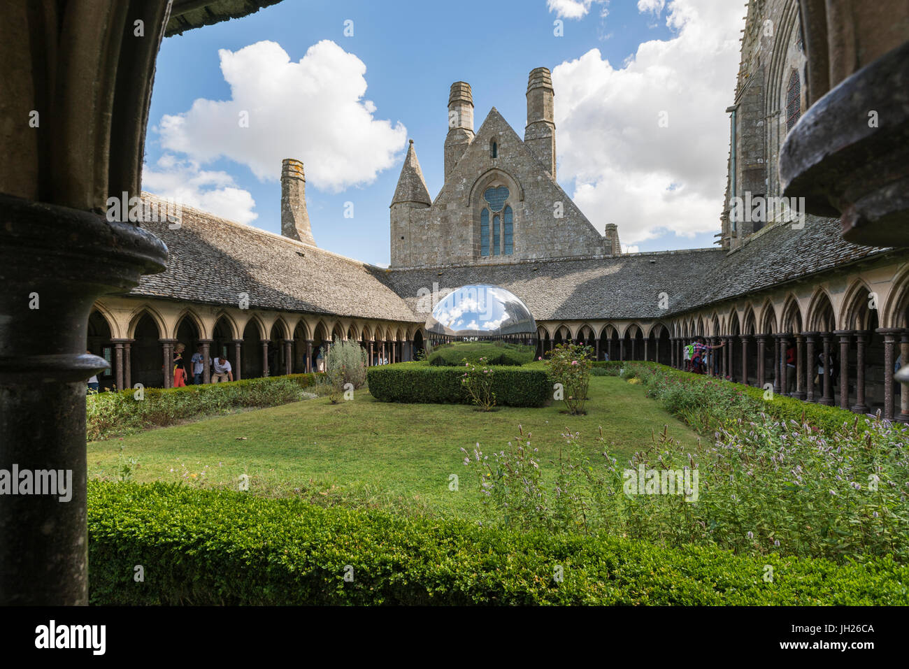 Skulpturen Sie im Kreuzgang der Abtei Mont Saint-Michel, UNESCO-Weltkulturerbe, Mont Saint-Michel, Normandie, Frankreich, Europa Stockfoto