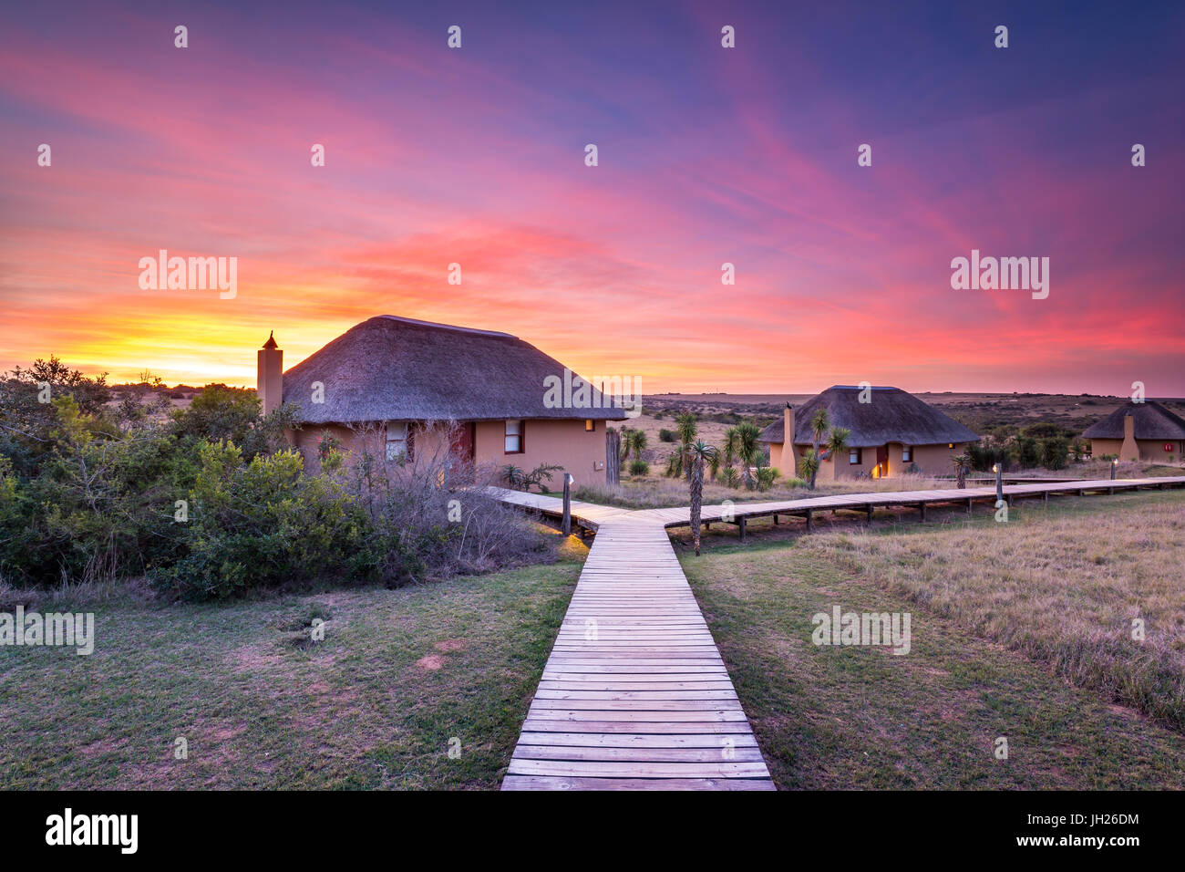 Hlosi Game Lodge in einem spektakulären Sonnenuntergang über das Amakhala Game Reserve auf den Eastern Cape, Südafrika, Afrika Stockfoto