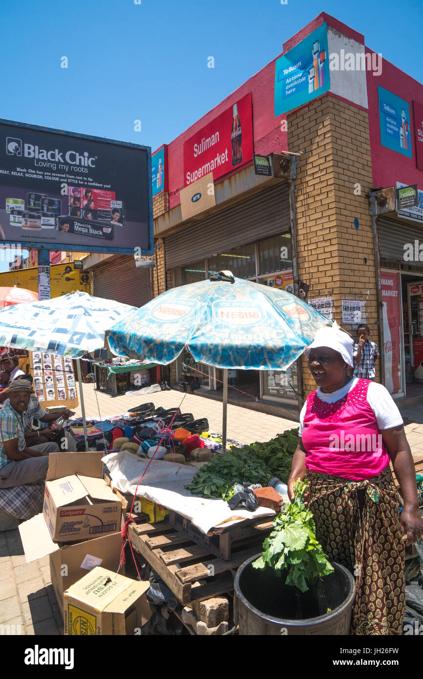 Straßenszene mit Gemüse Verkäufer im Herzen von Soweto (South Western Township), Johannesburg, Südafrika, Afrika Stockfoto