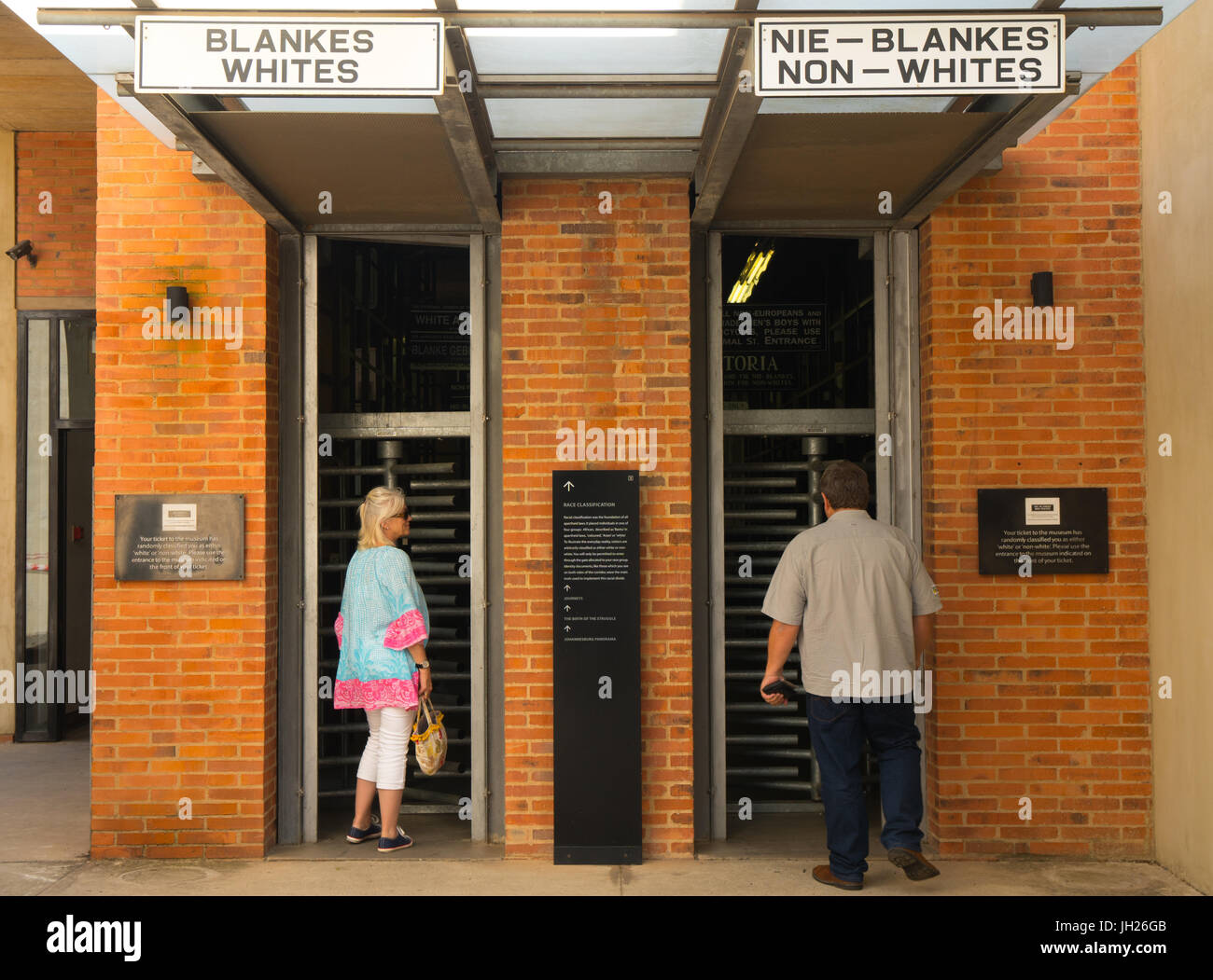 Vor dem Eingang in das Apartheid-Museum zeigt die alten weißen und nicht-weißen Zeichen von Apartheid-Ära, Johannesburg Stockfoto