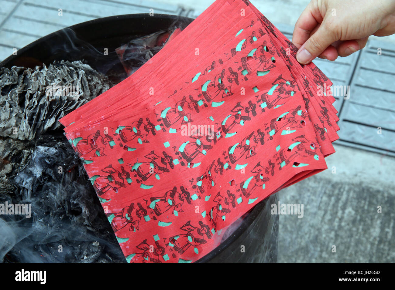 Hungry Ghost Festival (Ullambana). Ahnenkult.  Brennende Hölle Banknoten und andere Formen von Joss Papier. Singapur. Stockfoto
